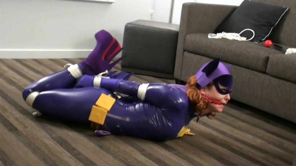Sarah Brooke as Batgirl!...in Bat-Trapped! TIED IN HEELS站视频Sarah Brooke as Batgirl!...in Bat-Trapped!<br><br>蝙蝠女被带入击败遭到捆绑堵嘴<br><br><span style='color:#b0b0b0;'>[隐藏文字，购买后可见]</span>