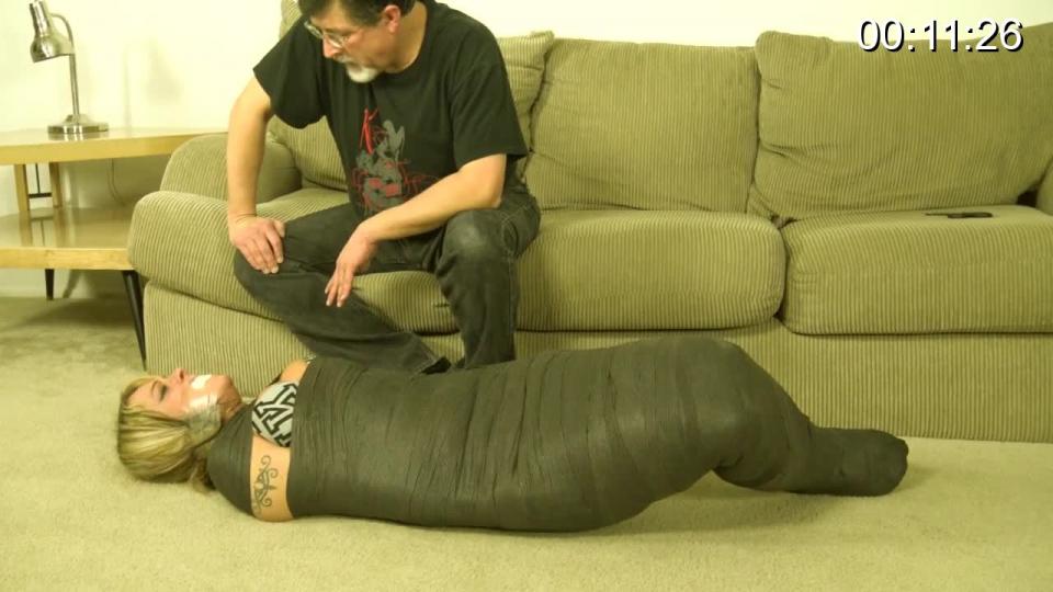 Adara's Mummification Escape!! Cinched and Secured站视频Adara's Mummification Escape!!<br><br>Adara遭到木乃伊捆绑<br><br><span style='color:#b0b0b0;'>[隐藏文字，购买后可见]</span>