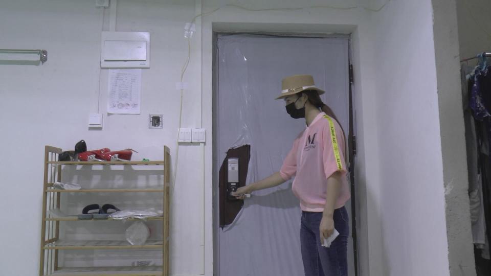 美束映画定拍《高利贷惊魂下集》，姐姐欠债，却连累妹妹被蒙眼堵嘴捆绑当人质     紧接上集https://www.sylinzi.com/video_detail_old.php?id=84656<br><br>    这时候门被敲响了，口罩人感觉是小文到了，起身去开门，小雨大声呜呜的喊叫，企图提醒姐姐，被口罩人恶狠<br>狠的警告了：别多事，要不没你好下场！<br>      <br>    口罩人打开门，看到就是小文，一把把小文拉进屋，关上门，捂住嘴。压到地上，拿起绳子就捆起来，小雨听到<br>姐姐来了，呜呜的叫喊。小文不由道：你这是干什么！！口罩人说道：文小姐，请见谅，你总是不露面，这回可不能<br>让你跑了。于是对着小文五花大绑起来，大腿、小腿、手腕、胸部、包括下体被勒了几道，小文不舒服的挣扎起来。<br><br>    口罩人从包里拿了个毛巾，要塞到了小文的嘴里。小文特别不愿意，左扭又扭，口罩男捂住小文的鼻子，小文<br>被迫张嘴呼吸，就这个空档，被口罩人用毛巾塞住了嘴。<br>    小文呜呜呜的叫了起来，小雨看到姐姐受欺负，也呜呜的叫起来。<br><br>    口罩男看着姐妹花这福画面，邪恶的笑了起来，不由得开始欺负二姐妹了，小文和小雨都害怕了。<br><br>    这时候口罩男的手机响了，口罩男去里屋接电话了。<br><br>    趁着这个机会，小文和小雨凑到一起，开始相互解绳子。<br><br>    小文先是让小雨低头，用被绑在背后的手把小雨的眼睛和嘴巴的胶带撕了下来，并且把嘴里的东西扯掉，获得呼<br>吸的小雨喘了口气，开始解起胶带。小声说着：我们往门口走！<br><br>    小雨和小文往门口挪动着，挪到门口小雨努力站了起来，打算开门，但是没打开。<br>    口罩人听到了响动，飞速的冲了出来，用最快的速度制服了二女，两个女孩晕了过去。<br><br>    再醒过来，发现小雨被绳子绑在了椅子上，嘴里被勒着丝袜，而小文则被绿色胶带用驷马的方式绑在了地上，鼻<br>子正好对着小鱼的没有穿鞋的脚，闻着臭脚，嘴里同样被嘞着丝袜，被限制说话，两人的眼睛也都被蒙着。<br><br>    口罩人，看着两个少女道：还想跑啊？哈，文小姐，鉴于你们这么不听话，我只能给你们一些惩罚了。<br><br>    说完就用手去挠小文的腰部痒痒肉，小文被痒痒的不行，也没法说话，只能呜呜叫。<br><br>    小雨看着干着急，也是呜呜呜。。。<br><br>    脚心当然也不能放过。<br><br>    小文：呜呜呜呜呜呜。。。。。。<br>    小雨：呜呜呜呜呜呜。。。。。。<br><br>    口罩人：文小姐，给你最后一次机会，下周五，10w凑齐，不然，恐怕我只能卖了你的妹妹了。知道了吗？<br>    小文惊恐的点点了头，口罩人邪恶的一笑，你把你妹妹也拖下水了，她跑不掉了。<br><br>    说完口罩人抱走了妹妹。<br>    小文呜呜呜的叫着...小雨则吓得流下了眼泪...<br><br>    口罩人头也不回的走了，只剩下的小文，使劲的挣扎......<br><br>   （完）<br><br>    首选下载：视频库【支持直接在线观看，在视频下方直接按清晰度下载，画质和百度云下载一样，永不失效，非常推荐】<br><br>    备选下载：百度云链接，容易失效，画质也和视频库相同，只作为备份使用，并不推荐，解压码：0718