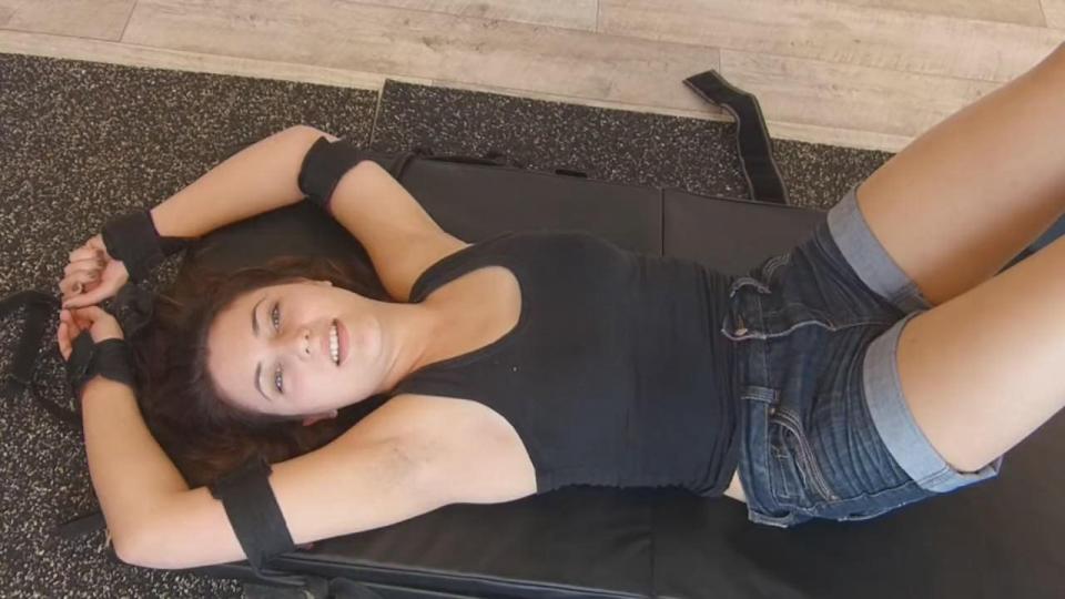 YOU'RE WELCOME TICKLISH DARLENE  BARE FEET TICKLING We're proud to introduce you a new 20 years old ticklish brunette. Darlene is a funny girl who is not afraid at the idea to be tied and tickled but who didn't imagine before her experience with us how she was ticklish. Unfortunately for her she realized too late that it tickles so much and that she can't stop it until it ends. You'll love her amazing reactions when the brushes run on her perfect feet. One more delicious young student with soft and super ticklish soles only for you<br><br><span style='color:#b0b0b0;'>[隐藏文字，购买后可见]</span>