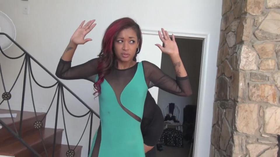 Skin Diamond in Opportunistic Neighbor in Chains, Part 1 Smokin' hottie Skin lives next door to a guy who looks like he's got some valuable stuff and she sees he's been gone for days and figures she could break-in and take some things. She looks around and ponders what to take when the door behind slides open and a man wearing a mask comes up and sticks something in her back which prompts her to put up her hands. After some cursory questioning he realizes she's an intruder just like he is (just a bit better dressed!) and he has her get on her knees with her hands behind her head and decides to apply some bondage. First her wrists get handcuffed behind her back and then out come the many shackles he has with him. Leg-cuffs keep her from making any sudden moves and then he adds more shackles between her legs and attaches them all to a black box and applies pad locks with some weighty chains to her so that any movement becomes a bit more difficult. He notices how sexy she is and forgets that he's there for his own mission of robbery and starts running his hands all over her and gives her nice round ass some spankings too. Left alone for a while she tests the chains and weeps a bit as she looks about for a means of escape. Her chain rattling offers some sexy views of her body and a lot of open leg viewing. Eventually, she decides to go for broke and runs to the door and yells for help. This brings the masked intruder who gets a hold of her and drags her back. After handgagging her roughly he decides to silence her a bit more effectively and stuffs a ballgag in her mouth. Some invisible tape goes over that and he looks at her with some satisfaction and leaves again. Now feeling a bit more hopeless, she nonetheless decides to strain against her metal bonds, but only makes some racket as opposed to getting free.<br><br><span style='color:#b0b0b0;'>[隐藏文字，购买后可见]</span>