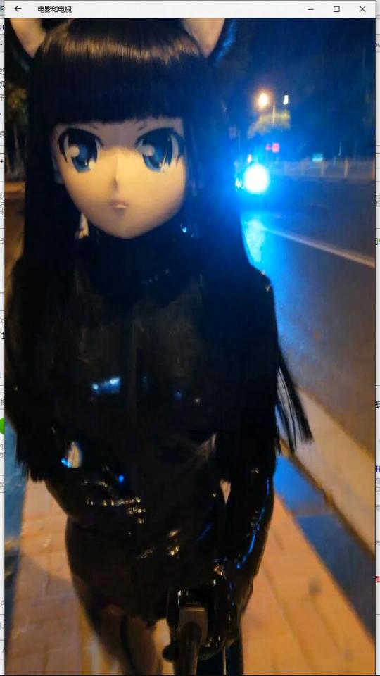 kigurumi 胶衣按摩棒夜行+露出[手动滑稽] 这个呢是6月末穿着双层胶衣把按摩棒卡在中间外出然后走到开阔的地方之后打开按摩棒录的视频，路上见到了好多人但是我并没有理他么最多打个手势之类的这样。当然视频里那块的确是被两个送外卖的盯上了然后特意的骑到了路边（毕竟穿的这么性感）就有点慌想关闭按摩棒结果死活摸不到按键就比较慌所以到了最后人少的地方来感觉的时候反而没电了，于是回到小区里以后到路边找了块石头坐在上面[手动滑稽]了一下（当然还是很警惕）就结束了。