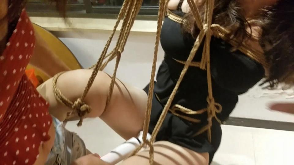 《雨晴繩道》丰滿少女被迷藥迷倒，肉絲單腿吊綁，日式緊縛雙腿盤空懸吊，強行受辱 《雨晴繩道》丰滿少女被迷藥迷倒，肉絲單腿吊綁，日式緊縛雙腿盤空懸吊，強行受辱<br>qq403622251 微信cdsmts