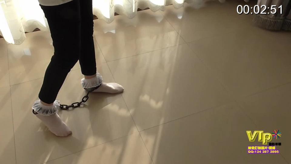 溢彩年华 秀足视频 原作者名：溢彩年华<br>片名：秀足视频<br>时长：00:19:52<br>内容：美女蕾丝花边袜子在房间里戴手铐脚镣走动