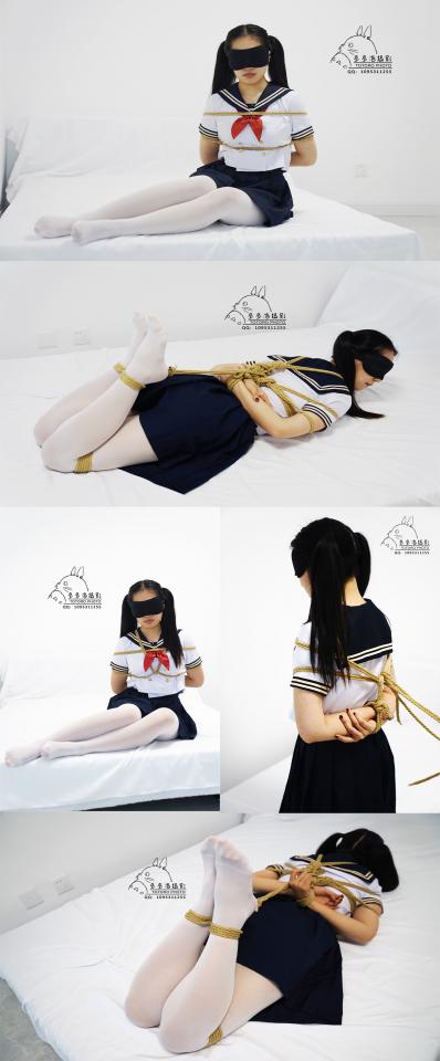 [多多洛] Rope-Art Photography: Student-Uniform Woman in Hogtie Bondage An adult model in a student-style outfit experiences hogtie bondage and struggle.