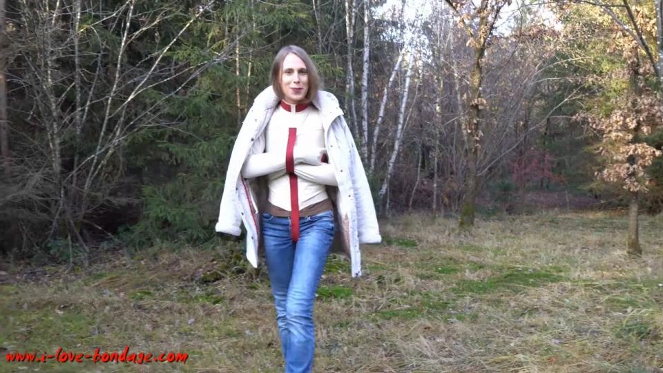Cold straithjacket adventures i-love-bondage站视频Cold straithjacket adventures<br><br>在寒冷的冬季模特Mitzi穿着拘束衣进行野外大冒险<br><br><span style='color:#b0b0b0;'>[隐藏文字，购买后可见]</span>