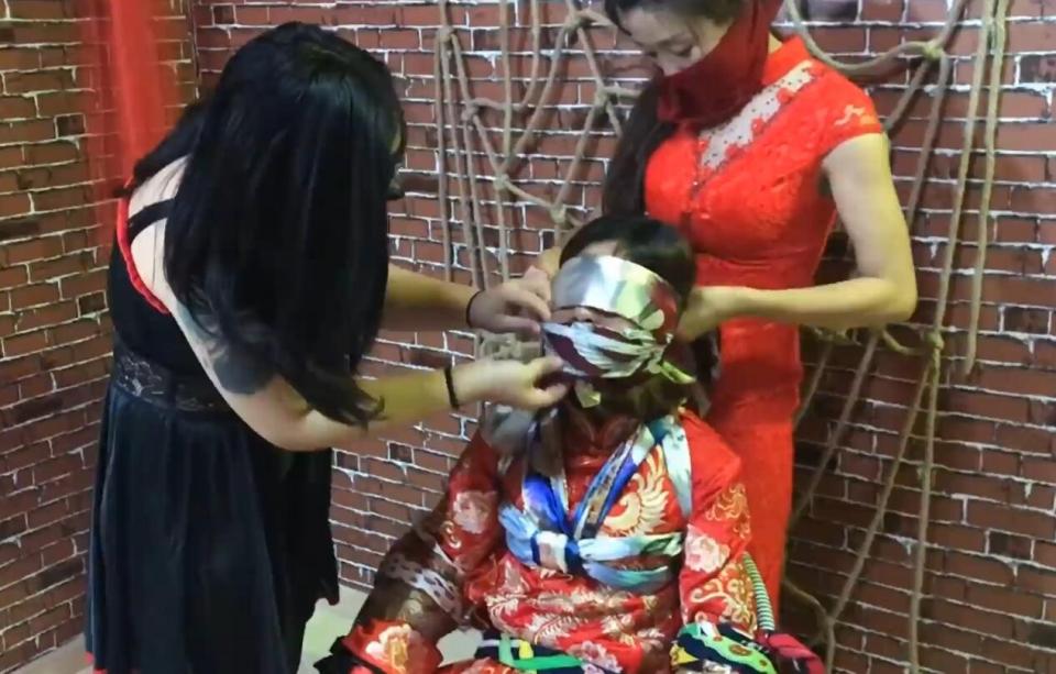 出嫁前一晚与闺蜜最后体验捆绑包裹 出嫁前一晚与闺蜜最后体验捆绑包裹<br>创作：柔丝女皇<br>女M身着中式结婚礼服被两个女S调教，各种封堵蒙眼堵嘴，捆绑之后各种折磨，非常刺激！