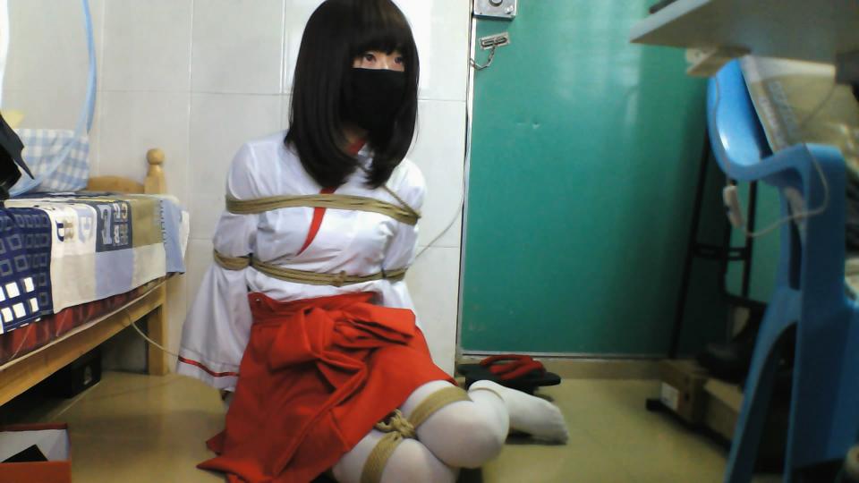 伪娘白丝红白巫女装自缚 之前自缚玩的一次，红白女仆装，白丝~<br>视频无声，纯自缚挣扎<br>各位看官老爷喜欢的话就支持一下吧