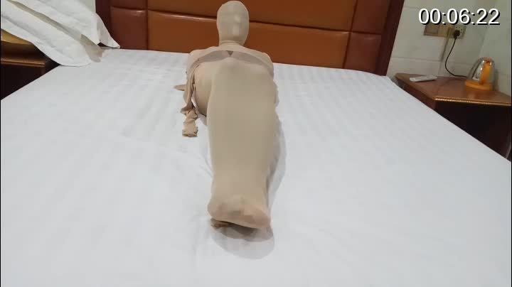 爱剪辑-伪娘丝袜自缚 本视频是本人第一次男扮女装自缚。由于是实拍作品拍摄的不好，不过我会努力改进。以后可能会拍出更好的自缚视频。下次我想试拍一个驷马自缚。