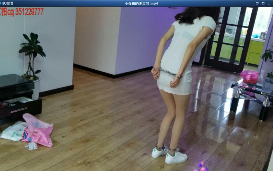 小保姆的明星梦 片长13分钟，1080p全高清拍摄。剧本如下《前言<br><br>我曾经听过一个关于法律的广播节目，节目里讲了下面一个故事，让听众判断故事中的行为属于诈骗还是抢劫。<br><br>两个骗子冒充拍摄组去富人家行骗，家里只有小保姆一人，上镜心切的她配合拍摄组表演一场入室抢劫的镜头，等她意识到被骗时已经晚了。<br><br>我觉得这个故事很有趣，把情节稍微改动了一下。<br><br><br>人物<br>小保姆<br>骗子1(导演)<br>骗子2(助手)<br><br>场景<br>客厅和卧室<br><br>道具<br>沙发，柜子，丝巾，手铐*2<br><br><br><br><br>情节<br><br>小保姆小翠正在客厅里打扫卫生，这时候门铃响了，小翠放下扫帚去开门。<br><br>门口进来两个人，拿着摄象机和三脚架之类的拍摄器材。<br><br>小翠：请问你们找谁？<br><br>导演：我们正好在拍摄一部电视剧，你们小区正好和我们想的一样，能不能借你的房间拍一个镜头呢？<br><br>小翠：对不起，我是这里的保姆，我做不了主。<br>小翠把他们往外推。<br><br>导演：妹子你等一下，我们这部戏正好少一个女演员，你能不能来演一下？<br><br>小翠停下了手惊讶地问：什么？让我演？<br><br>导演：妹子你长得这么漂亮，不演戏太浪费了。<br><br>小翠把他们让进了屋：快进来快进来！<br><br><br>（转场）<br><br><br>小翠坐在沙发上，导演和助手站在边上。<br>导演：这次我们要拍一个入室抢劫的镜头，我们扮演劫匪，你扮演女主人。<br><br>小翠：我一个小保姆还能当女主人啊？<br><br>导演：别担心，你要表演的内容很简单，扮演被劫匪打晕的女主人，一会儿我们故意把屋内弄乱，扮演劫匪翻找值钱物品，你只管闭上眼躺着。<br><br><br>拍摄开始了，小翠闭上眼躺到沙发上，导演和助手也开始翻箱倒柜。<br>小翠突然感觉不妥，又从沙发上起来，从柜子里翻出一根丝巾，递给导演，说：<br>对了，你们把我手捆上，这样更逼真一些。<br><br>没想到导演从怀里掏出两双手铐，说：道具我倒是带着，比你这更逼真。你要不要戴上试试？<br>（原故事是用丝巾，我想改成手铐）<br><br>小翠有点兴奋：好啊好啊！快给我戴上。<br><br>小翠说着背过身，导演把小翠双手反铐起来，又用另一双手铐把小翠两个脚腕也铐了起来。<br><br>导演：好了，现在你就好好躺在沙发上假装昏过去。我们叫你之前千万别睁眼。<br><br>小翠点了点头，躺到沙发上，闭上眼睛。<br><br><br>（转场）<br><br><br>小翠躺了很久，听不到两人的动静，有点忍不住了，睁开眼从沙发上坐起。<br>小翠：导演，我可以睁眼了吗？<br><br>没人回答<br><br>小翠站起来环视四周，又叫了一声：导演<br><br>还是没人回答<br><br>她挣了挣手上脚上的手铐，怎么也挣不开。（挣扎的动作希望是站着，有正面全景，手，脚特写）<br>她脚被铐着，几乎挪动着在厨房和卫生间寻找，还是没人。（这里的动作希望有镜头对着正面，侧面，背面，都要有）<br><br>最后她突然想到了什么，冲向主人的卧室，她嫌走的慢，一蹦一蹦地跳着进了卧室。<br><br>当她看到主人原本藏着金银珠宝的柜子被掏空，才明白受骗了，当场瘫坐在地上。打电话报警可是已经为时过晚.....冰冷的手铐依然紧锁小翠的手脚.....》