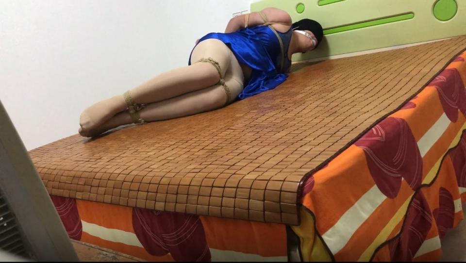 情趣内衣日式自缚 日式自缚拉得很紧几乎动不了 口球口水也一直流 挣脱不开很刺激  视频很清楚 