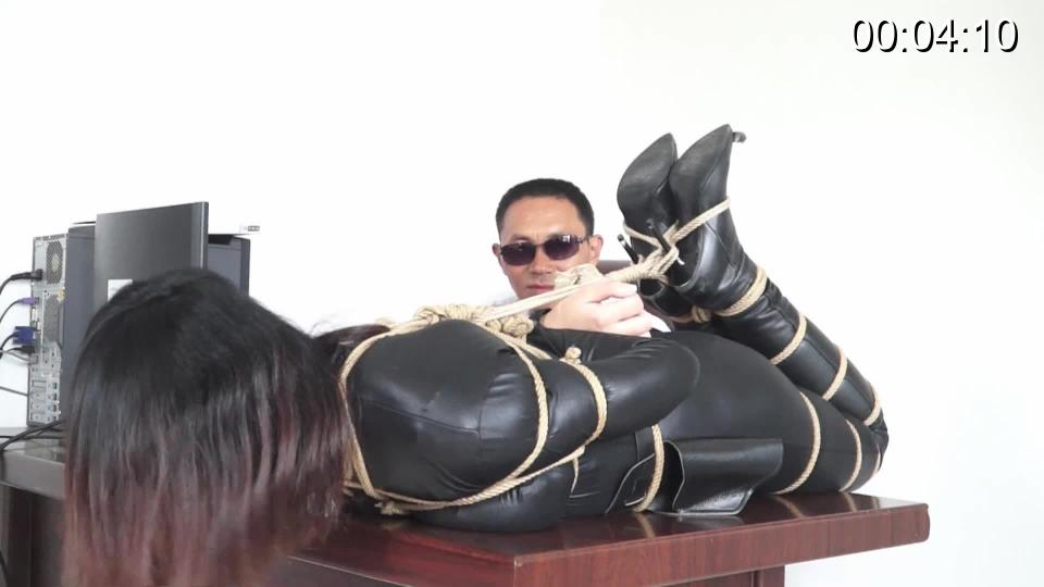 [定拍]逍遥定拍 《女搜查官》美女搜查官2 王蕾  日式驷马 口球 电击器 皮手套 拘束衣 美女搜查官王蕾跟踪犯罪团伙 抓住了一个小喽啰 团伙老大看到了女搜查官的采访视频 看上了女搜查官 于是用计抓住了女搜查官 为了打探情报 和他的帮凶对女搜查官 进行了各种刑法！！！！！