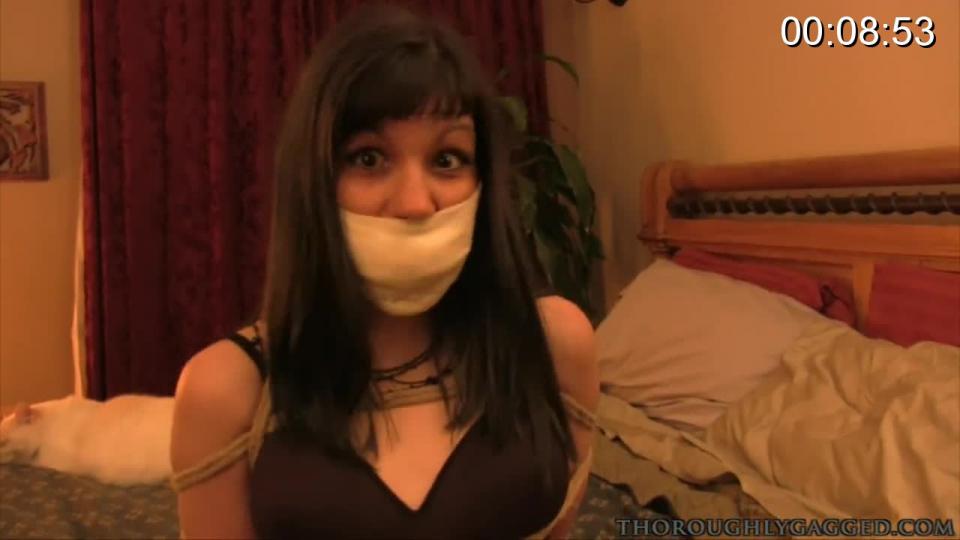 Shiva really wants you to tie her up Clad in black satin retro-style lingerie Shiva discovers you in her bedroom. She begs you to tie her up and gag her well. A huge pair of satin green panties is crammed in her mouth and plastered in microfoam tape and a cloth is tied over to complete her muffle. Heavily gagged and in a frog tie she begs for you to come and play with her.<br><br><span style='color:#b0b0b0;'>[隐藏文字，购买后可见]</span>