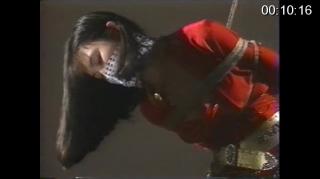 美女被捉走捆绑，玩弄 由于是老片了，比较模糊，见谅！价格也定低一些