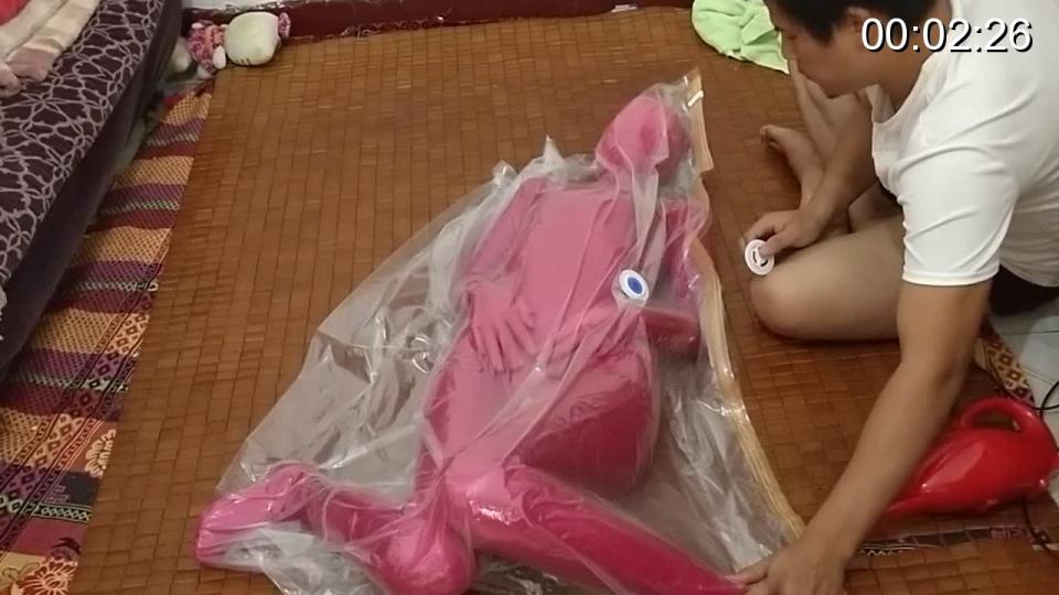 [s511193175] Experiences Vacuum Beg The Second Time ©s511193175<br><br>Summary:<br><br>The vacuum beg is pretty interesting and the model said she had a very nice moment.<br><br>The breathe control part is kinda exhausted to play with, because i need to make sure that the air leakage is controlled properly at the same time. Therefore, you will not be able to see a moving camera angel for the whole video. But feels good after all! Hopefully you will enjoy this too..