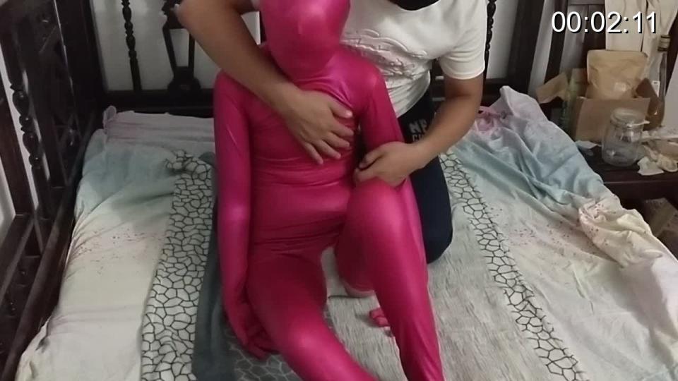 床上乳胶头套室息玩弄直至昏厥 一位朋友赞助的乳胶头套 但是质量不是很好  用乳胶头套玩着M 真的是太爽了  M的呼吸被控制的死死的 一下子就在乳胶头套里失去了空气开始挣扎 直至昏厥！！！！看见M被剥夺了空气的感觉 真的是不想把它打开就让他这样静静地一直带着  后来M还发脾气了 脾气可大了！！！！