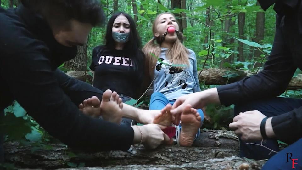 aken for ransom and brought to the woods (HD 720p MP4) Russia站的户外剧情片。<br>两个妹子在废墟被劫持，然后绑起来装进后备箱，运走。<br>挟持到丛林里然后各种tk。蒙眼，胶带，捆绑，tk，元素挺多的<br>	<span style='color:#b0b0b0;'>[隐藏文字，购买后可见]</span>