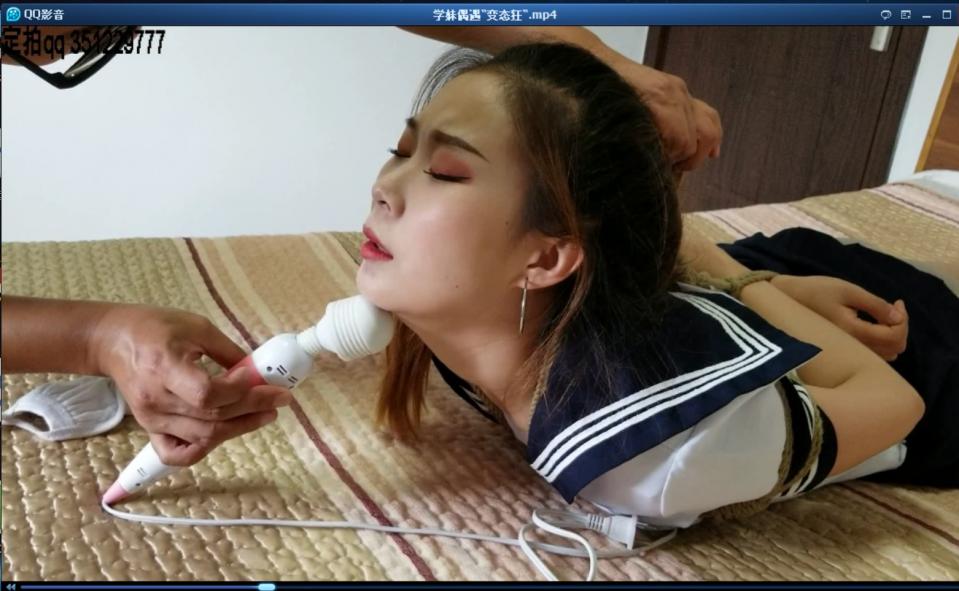 学妹偶遇“变态狂“ 片长35分钟，1080p全高清拍摄。故事讲述了美女学妹sanny回家途中楼道偶遇变态狂，随之sanny被迷晕拖进卧室，疯狂猥亵，恋足舔脚，抚摸tj，棒棒刺激，折磨精疲力尽后用棉被包裹捆绑后扬长而去....