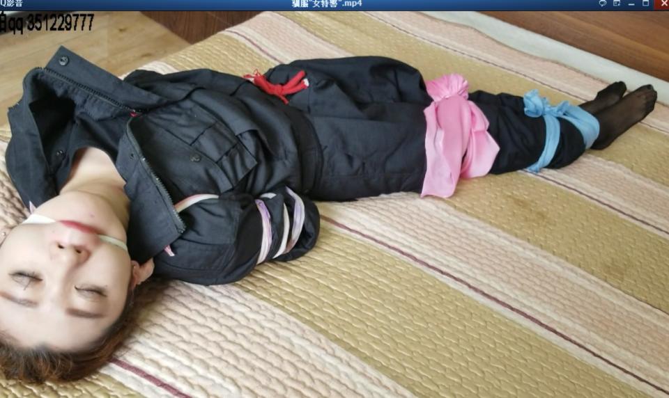驯服“女特警” 片长36分钟，1080p全高清拍摄。原剧本如下《女特警装扮（黑色作战服，里面穿黑色丝袜，裤子捋到膝盖处，露出黑丝美腿，上身衣服袖子也卷起来，头发盘起来，像空姐那样，前面没有刘海，，手上戴着黑色半指手套）（1到10分钟剧情）女特警在门口站岗，一个男子（穿白大褂戴口罩）鬼鬼祟祟的走进来，女特警问他：什么人，在这干什么的，男子掏出一个本子说给病人例行检查的，女特警拿起那个本子刚要翻，男子突然掏出一块白色的毛巾捂住女特警的口鼻，女特警挣扎（3分钟左右）女特警晕在他的怀里，男子把女特警抱到床上，关门后，摘下口罩舔着女特警的黑丝美腿，然后亲吻着她脖子<br>（10到20分钟剧情）这时男子接到一个电话，男子在电话中说那小婊子被弄倒了，现在正睡着，这时女特警醒了，抬起黑丝美腿一脚踢在男子的屁股上，男子被踢倒，女特警用手铐把男子拷起来，走到门外，男子自己打开手铐，掏出白色毛巾，捂住正在打手机的女特警，女特警挣扎后昏倒在男子怀里，男子取出白色丝巾捆住女特警的手脚，用白布条勒住她的嘴巴后走了，<br>（20到35分钟剧情）女特警在床上静静的躺着（这里女特警躺着拍至少3分钟，从各个角度拍女特警）女特警醒来挣脱，男子进来，女特警躲在暗处一脚踢在男子屁股上，踢倒男子后把男子控制住后，男子笑着问女特警乙醚的味道好闻吧，女特警生气的掰着男子胳膊，女特警刚要押着男子回去，男子假装腿部膝盖疼让女特警揉一下，女特警蹲下帮他揉，男子趁机又掏出白色毛巾，倒上乙醚，又捂住女特警，女特警挣扎一会后又被男子捂晕，男子再次用白布条将女特警手脚捆住，黑色布条勒住眼睛，白布条勒住嘴后，用被子盖住她后走了，女特警醒来再次挣脱了后用手机打电话，说自己被绑架了，那人不停的捂晕自己，自己一醒来就被捂晕，这时，外面传来一声响动，女特警警惕的看了外面一眼（这里要有特写）小心翼翼的走出去，看到外面门虚掩着，女特警悄悄的接近，突然打开门一拳打出，但门外没人，女特警苦笑了一下，说自己疑神疑鬼了，这时男子突然在背后冒出捂昏了女特警后扛走了