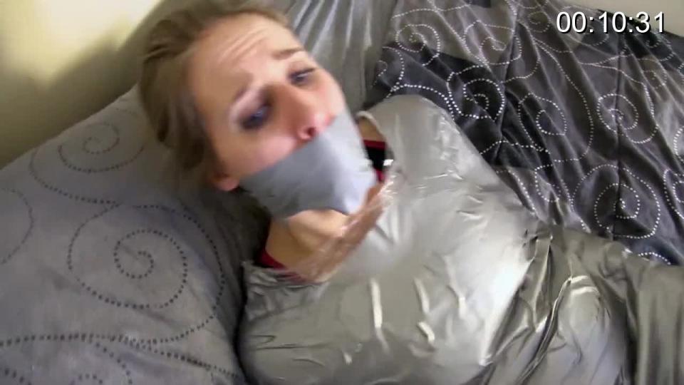 Bondage Challenge with an Evil Twist starring Cadence Lux  Sporty girl Cadence Lux is always looking for the next physical challenge. I have just the thing in mind and secure her in a cocoon of plastic wrap. If she can struggle enough to stand up, she wins!<br><br>But Im a little on the evil side, and have quite an interesting twist for the prize. Instead of cutting her loose as she expects, I present a roll of gray duct tape and explain to her that she isnt going anywhere. After mummifying her from the shoulders to ankles, I watch her try to escape without any luck.<br><br>Then I move her to the room, panty gag her and wrap tape around her head since I know she is going to scream her head off when I explain my plans to sell her!<br><br><span style='color:#b0b0b0;'>[隐藏文字，购买后可见]</span>