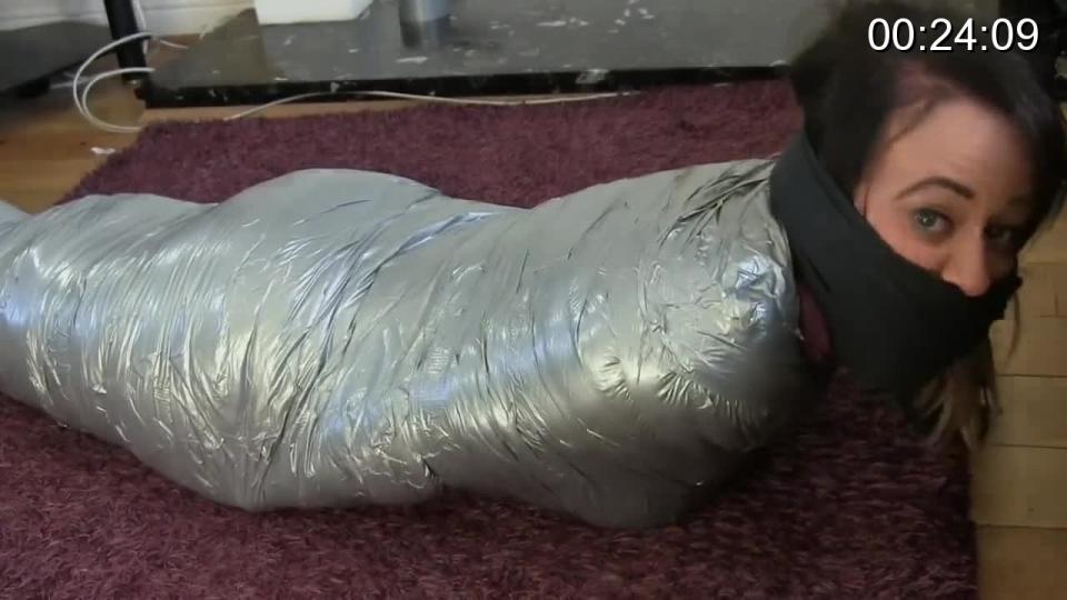 Wrapping Carleyelle Carleyelle is finishing to clean her living room when a masked intruder break in the flat, grabs her and push her down on the carpet... Then he takes a couple of blankets and start to wrap our poor friend Carleyelle, then he takes some duct tape and start to mummified Carleyelle's body... As soon as he finish to mummified Carleyelle, he puts off both Carleyelle's socks and stuff them into her mouth , cover her lips with lots of tape around her head... Then he completely mummified Carleyelle's feet... Our poor friend protest and try to struggles desperate but the man continue with his job..:-).. Now that Carleyelle is completely mummified with tape, he takes one of her scarf and put that over the tape gag... Carleyelle now is left alone on the floor , struggling and moaning for help....<br><br><span style='color:#b0b0b0;'>[隐藏文字，购买后可见]</span>
