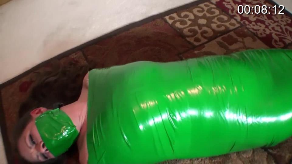 Riley's Green Vinyl Mummy My captor has me in a partial green mummy and my kitty is curious as to what was happening to his mommy! I left the adorable greeting at the beginning. I struggle with my legs free of tape for a little while before my captor wraps my legs. I am left to struggle while my captor photographs me for his ransom demand. I wiggle and spin around on the floor before submitting to subspace.<br><br><span style='color:#b0b0b0;'>[隐藏文字，购买后可见]</span>