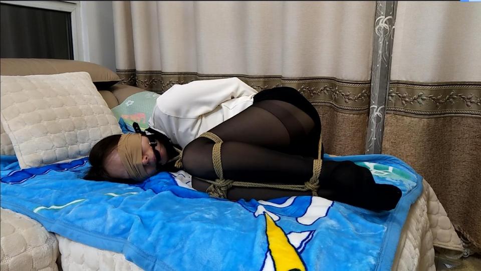 【旋律定拍2】OL装黑丝口球、团缚、桃缚、跳蛋、棒棒怼的不要不要的，看表情就知道多爽啦 呃。。最近嘴上长了个大包一直没好，所以就没有拍摄新片。和以客户商量，同意我把定拍发出来~~等嘴好了拖了半年的音乐家不为人知的秘密就要拍摄咯。<br>另有原味丝袜出售，产量不高，预购从速哈~~<br><br>诚招哈市绳模，咨询、定拍QQ：3516138223 （只接受健康定拍）<br>注意：百度盘为了防止被和谐所以压缩成RAR的。观众请下载后解压。<br>本人更多精彩视频地址：https://www.smlin8.com/video_list.php?uid=900521