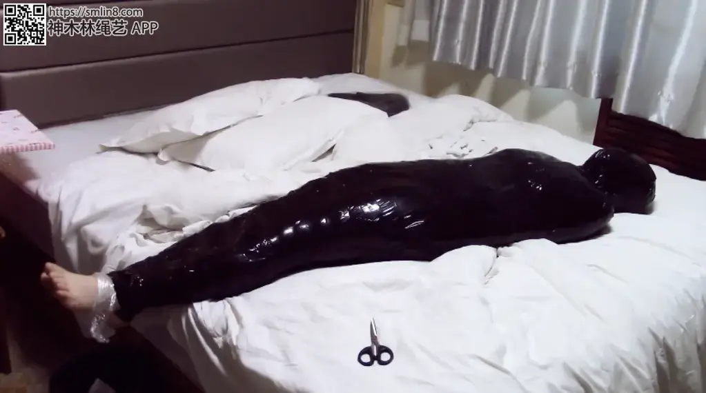 【SKMU-001】jk girl tape Mummification 胶带全包木乃伊play 包含全包 tk挠痒 裸足 鼻虐等多种元素~ 这次约的妹子小脚特别可爱 而且是个抖m 手黑的我可以好好调教一下了~<br>全包：先给妹子戴上口球眼罩，用保鲜膜缠绕之后再用布基胶带加固 把妹子包的严严实实的<br>tk：然后挠妹子的脚心（妹子的脚特别白嫩） 用刺轮划妹子娇嫩的脚心 并且用没处理过带毛刺的麻绳伸进妹子娇嫩的脚趾缝摩擦拉扯w 麻绳毛刺很多我用手摸着都觉得很刺痒 <br><br>鼻虐：突发奇想用卫生纸搓成长条伸进妹子的鼻孔里摩擦妹子娇嫩的鼻腔~看上去很残忍刺激呢_(:з」∠)_<br><br>作者qq1691817241 <br>群733585778<br>欢迎同好交友√约绑约调√招绳模√<br>有意向站内私信我也可以~<br>