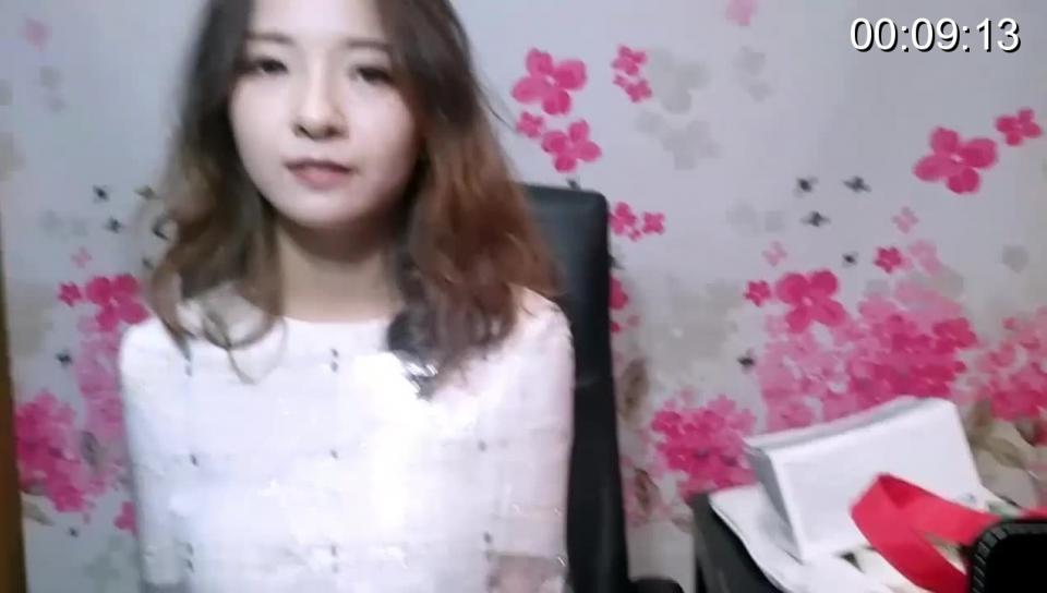 [Donkey Studio] Ms. Hai's Eating Stream ©Donkey Studio<br><br>Summary:<br><br>in this livestream, she expressed that she is a little bit hungry, so she started to eat for a part of the video. After she is finished, we decided to tie her up so that she could also satisfy the viewers by providing some mental food. The livestream includes a small portion of her eating stuff, and the last half of the video containing her being tied up with ropes, and mummified with tapes. Hopefully you will enjoy the video!