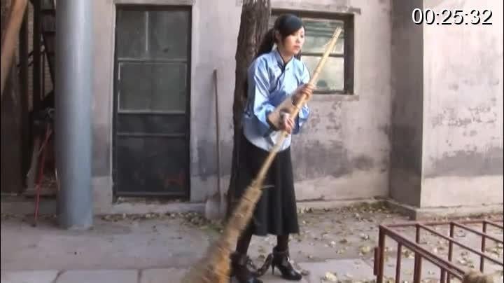 丽佳美亚  女囚莎莎的重镣生活 上 片名  丽佳美亚  女囚莎莎的重镣生活 上<br>创作   丽佳美亚<br>剧情   丽佳美亚作品。女主莎莎带重镣，在监狱生活。戴镣铐行走，扫地等，很有感觉。希望大家喜欢。