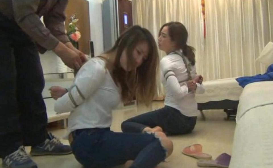 新胭脂扣 劫难（下） 新胭脂扣 劫难（下）<br>创作：新胭脂扣<br>美女下班回家被尾随的坏人家中劫持，捆绑好后堵住嘴将财务洗劫一空，并且把后来回来的室友也一起捆绑打劫！