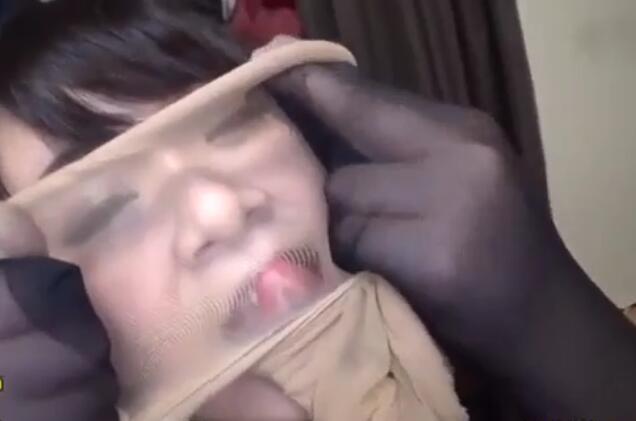 神パンスト 三苫うみ 制服ロリ美少女から人妻や母まで、やらしいオンナの美脚を包 神パンスト 三苫うみ 制服ロリ美少女から人妻や母まで、やらしいオンナの美脚を包<br>発売日：2018/10/11<br>出演者：三苫うみト<br>メーカー：親父の個撮<br>レーベル：神パンスト<br>品番：<span style='color:#b0b0b0;'>[隐藏文字，购买后可见]</span><br>制服ロリ美少女やOL、人妻や母、やらしい熟女等の生ナマしいパンストが大好きなフェチ親父が完全着衣で蒸れてムレた足裏からつま先の匂いを味わう為に女を拘束！オナニーや顔騎や脚コキをさせたり、時には中出し時にはお尻ににコスってぶっかけとやりたい放題。発情させられた女の変態調教絶頂プレイをお楽しむAV。