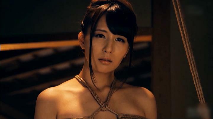 緊縛調教に目覚めたマゾ極妻_緊縛解禁！深く喰い込む麻縄の苦痛が快感へと覚醒する！希崎ジェシカ <span style='color:#b0b0b0;'>[隐藏文字，购买后可见]</span><br>最近在网上找到的，个人认为一部不错的作品，有许多不错的片段，也有许多火热的画面。有喜欢的人请自愿购买。人妻在背着丈夫被猥琐男捆绑调教。 