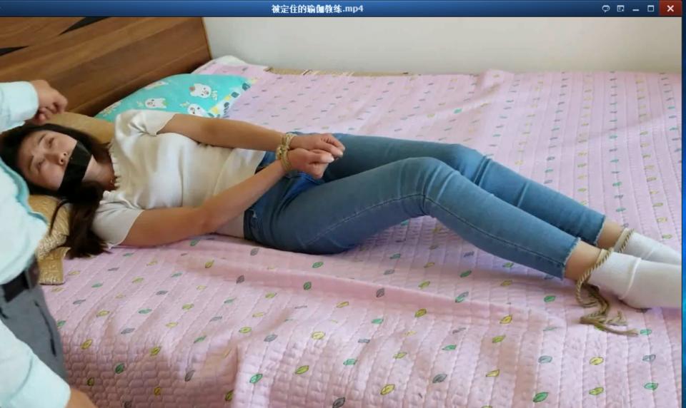 被定住的瑜伽教练 片长32分钟，1080p全高清拍摄。剧本如下《<br> <br><br><br>人数：1男1女<br><br>场景：客厅，卧室<br><br>时长：30分钟（尽量合理安排时间，可以多加入一些自己对于剧本的理解，有些表述不清的地方，你随意。）<br>      <br><br>要求：1.不眨眼，全程无意识（可以用切换镜头的方式来进行休息）<br>      2.演员被定住时，表现出僵硬的姿态。<br>      3.拍摄时妆容一定要画的细致些。<br>      4.（）里的细节和特写不要丢掉，仔细阅读剧本。<br><br>女主服装要求：上身：凸显胸部的白色短袖<br>              下身：牛仔裤，白棉袜（全程不脱袜子）<br><br><br>动作和镜头：1.做几个单膝，双膝跪地的姿势，来几个特写，比如：脚尖点地，镜头给脚掌几个特写<br>            2.人物被定住时，尽量来几个从头部拉到脚部，之后拉远录进全身的镜头。<br>            3.演员被定住时，表现出时间停滞的僵硬姿态，以及空洞的眼神。<br><br><br>剧情：<br><br>  男主角独自一人在家，今天在网上预约了一节私人瑜伽课程，过了一会，门铃响了，教练从门外进来，转身的脱鞋，并换上拖鞋的一瞬间，他在老师身后对着她按了一下时间停止器，老师背对着他被定住了。看着被定住的美女私教，男人邪恶的笑了，自己的发明终于管用了。<br><br>  男人从头到脚仔细端详着眼前的美女，尤其是白色毛衣下，傲人的双峰，不愧是教瑜伽的，男人再也控制不住自己的欲望，把教练拖到了卧室（细节描写，拖的过程，演员的姿势，及面部表情）细细的品味着她傲人的身材，以及脚上洁白的袜子。<br><br>  过了一会，男人又将她按照刚进门的姿势，摆在了门口，对着教练按了一下，女人回过神来，记忆还保留在刚进门的那一刻，说到：“您好，我是您今天的私人瑜伽教练”。教练抿了抿嘴唇，觉得有些干涩，便问道：“那个……今天出门有些急，没来得及涂唇膏，嘴唇有些干，您这有唇膏吗？借我用一下呗？”<br><br>  男人一听乐开了花：“有！必须有！装备齐全”说着把唇膏递给了女人，就在女人对着客厅里的镜子，涂抹着唇膏的同时，世界好像静止了一般，女人就保持着涂唇膏的姿势，一动不动的呆站在了原地。（镜头特写，脸部表情，之后从头到脚） 男人撒欢似的上前打量着女人，心想：“哎呀呀，这身材，简直绝了，你看看这动人的曲线。”看了一会，便将女人用公主抱，抱了起来，放在了沙发上，细细的品味着女人曼妙的身姿以及脚上雪白的袜子。<br> <br>  过了一会，享受够了，便将女人按照原来的姿势，摆在了镜子前，然后解开了时间停止，时间仿佛从未停止过一般，女人还在细细的涂抹着唇膏，男人故作镇定的上前和教练寒暄着，接着两人就开始了课程。男人让教练做几个比较基本的动作看看，自己没啥基础，先看着学一遍，教练耐心的做着（在这个过程中，用遥控器把教练反复定住，一个姿势一个姿势的拆解，细细品味）。做完全套动作的教练，只觉得浑身疲惫，不自觉的说到：“今天怎么这么累呢，才做了没几个动作，感觉比上了两节课还要累啊”。男人生怕露馅，赶紧圆场，并且诱使教练又做了几个动作。<br><br>  男人按照刚才教练做的动作，只做了1个动作，就累得气喘吁吁，教练在一旁看着，不由得笑出了声音，男人觉得她是在嘲笑自己，于是质问她：“你是在嘲笑我吗？”，教练赶忙说道：“不是不是，只是看你刚才做的动作比较滑稽，不由得就笑了出来”。“那就是嘲笑喽？可恶的女人，给我定住吧！”，说完就在教练惊疑的表情中，再一次把她定住了（这里特写，女主被定住后，表情的特写），并且拖到了卧室，扔在床上，男人细细的品味着：“特么的，这身材，简直就是极品啊。” 说完，男人把教练扶起，按照自己的品味把她摆了几个姿势，并且拍了照片，男人觉得非常满意。<br><br>  玩够了，男人想着：最近手头正好有点紧，在她身上搞点钱花花。 于是将教练的手脚捆住，嘴封住。一切就绪之后，就把她的定身解开了，回过神来的女人，根本不知道发生了什么，拼命的挣扎着。男人叫她冷静，并拿出了自己的发明，告诉了她事情的经过，还给她看了自己刚才拍的照片，说到：“妹妹呀，哥最近手头有点紧，整俩钱花花呗”，女人十分惊恐，连忙说自己什么也没带，并且求饶，让他放了自己，别走上犯罪的道路。男人说：“那行，你走吧”说着解开了她的绳子，女人赶紧跑了出去，刚到门口，整个人就被定住了，男人从卧室走了出来：“哈哈，可能让你走么？我的事你说出去，我就完了”，于是又将她拖回卧室，回过神来的女人，这才明白过来，想走已经不可能了，看来只能想办法，把他的那个奇怪的机器拿到手，把男人定住，自己才能逃脱了。<br><br>  女人说：“大哥，你看我身材好不，我再给你做几个瑜伽动作呗？”，男人上钩了，求之不得的说：“好呀好呀，哎呀，老妹呀，你可太懂哥的心思了”说完，女人做了几个非常诱人的动作，看的男人口水直流。<br><br>  忽然，趁男人不注意，狠狠地踢了他一脚，男人痛的直叫，女人一把抢过机器，往门口跑去，可是门锁了，男人追了出来，眼看着就要被抓住了，女人对着男人按了一下遥控器，可是意想不到的事情发生了，女人就那样被直挺挺的定在了原地。（细节描写：从女主手中拿回遥控器，镜头给女主从头到脚，由近拉远的全身镜头）。原来，男人的时间停止器，有一个保险装置，“指纹识别”，凡是陌生人按下，都会被定在原地。男人得意的笑着，按了一下遥控器，女人恢复了意识，可是身体却不能动，惊奇的说：这到底怎么回事。 还没等女人反应过来，男人再一次把她定住，拖到卧室里，扔在床上，想着，晚上好好宠幸宠幸她。（镜头：从头到脚特写，然后慢慢拉远）<br><br>  躺在床上的女人眼神空洞的望着天花板，从眼睛里看不到一丝生气，仿佛雕像一般，就那样静静地躺在那里。男人从客厅走了进来，看着床上的女人，男人拿出时间停止器，按了一下，女人恢复了意识，女人惊恐的望着男人，不知道发生了什么，也不知道过了多久，只觉得像做了一场梦，女人害怕的往床头靠去，可是瞬间又被定住了，女人保持着双手拄着床的姿势，一条腿弯曲，一条腿伸直，就这样被定住了，男人色眯眯的笑道：“嘿嘿，这惊恐的小表情，真是让人怜惜，这雪白的袜子，有人的身材，真是叫人欲罢不能。”说着又对女人的白袜脚把玩了一番，接着将女人拖到了客厅。<br><br>  按了一下时间停止器，女人恢复了意识，男人说：“妹子啊，你就留下来跟哥过日子吧，哥不会亏待你的，嘿嘿嘿”，女人说：“做梦，你个死变态，等我出去，一定报……”话音刚落，女人连“警”字还没说出，就保持着一只手指着男人的姿势被定住了。（特写，镜头从头拉到脚），男人说：“报什么？报警啊？可惜啊，我这发明太给力了，警察来了也是被定住的命，要是能来个警花抓我，我还求之不得呢，嘿嘿嘿嘿嘿！！！”男人走到女人后面，抱住了她，同时解除了时间停止，回过神来的女人发现那个变态男在抱她，于是努力的挣扎着：“你个死变态，放手，你要干什么？救命啊！~~~救…………”女人保持着挣扎的姿势又被定住了。男人松开手，从头到脚仔细的打量着这个姿势的女人，心想：“哼，真是闹腾，哥哥我这时间停止器，不光能停止时间，还能篡改别人的记忆，就让你回到那天来我家授课前的时候吧。”<br><br>  男人把女人抱到了门口，看着保持着挣扎姿势的女人，于是把她的胳膊放了下来，腿也伸直了，就那么笔直的站在门口，弄出刚要按门铃的姿势。男人拿着时间停止器，对着女人的太阳穴按了一下，女人回过神来，走了进屋说道：“您好，我是您今天的私人瑜伽教练，您是预约了一节瑜伽课吗?”男人上前寒暄着。之后两人走进屋内，坐在沙发上聊了起来。<br><br>  过了一会，男人把他的时间停止器掏了出来，拿到女人面前问她：“教练，你看，这个东西，你知道是干啥的不？”女人摇了摇头“不知道，可能是什么上的遥控器吧。。”男人阴险的说：“你看中间这个按钮，你按一下，会有意想不到的事情发生哦！”女人将信将疑的接过遥控器，“啊？会有什么事情发……”话还没说完，就那样被定在了原地，看着被定住的女人，男人说：“蠢女人，还真信了，哈哈哈，太有意思了”男人拿下遥控器，把女人拖到了卧室，扔在了床上，再一次细细的品味着她那诱人的身材和白袜。<br>    影片最后，男人把女主从床上扶起，直立的摆在了地上，当做雕像一样收藏起来。———镜头给女主从头到脚的特写，镜头慢慢下移，之后镜头拉远，囊括全身。。。。。结束