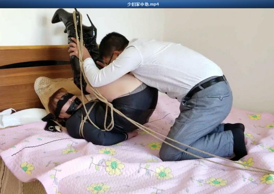 少妇家中劫 片长35分钟，1080p全高清拍摄。实录少妇在家遭遇劫匪，被迷晕后发生的不可描述的各种事....截图限制，不可过多描述，大家都懂....