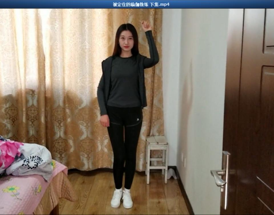 被定住的瑜伽教练 下集 片长25分钟，1080p全高清拍摄。完整剧本如下《私人瑜伽2》  <br><br><br>人数：1男1女<br><br>场景：客厅，卧室<br><br>时长：25分钟<br><br>要求：1.不眨眼，全程无意识（可以用切换镜头的方式来进行休息）<br>      2.演员被定住时，表现出僵硬的姿态。<br>      3.拍摄时妆容一定要画的细致些。<br>      4.（）里的细节和特写不要丢掉，仔细阅读剧本。<br><br>女主服装要求：上身：淘宝新买运动服<br>              下身：淘宝新买白棉袜<br><br><br>动作和镜头：<br>            1.人物被定住时，尽量来几个从头部拉到脚部，之后拉远录进全身的镜头。<br>            2.演员被定住时，表现出时间停滞的僵硬姿态，以及空洞的眼神。<br><br><br>剧情：（接上一部结尾的姿势）<br><br><br>  女主依然保持着雕像的姿势，就那样的站了一天一夜，男人慵懒的伸了伸懒腰，男人起床之后，走到女主面前仔细的打量着，忍不住的上下摸了摸。然后拿出遥控器对着女主按了一下。<br><br>  回过神来的女主，并没有像男人预想的那般活动了起来。而还是保持着雕像的姿势一动不动。女主心想：“反正那个奇怪的机器有指纹识别，肯定是跑不掉了，干脆不如将计就计，就这样不动，让他以为机器出了故障，之后再伺机而动吧。”<br><br>  男人反复的按了几次遥控器，可女主依旧表现得毫无意识，男人伸出手在女主面前晃了晃，又将双手搭在她的肩膀上摇了摇，依然得不到回应，这下男人慌了：“我去，不是吧，这一天一夜没给解开，不会就再也解不开了吧。。。亏我还给她换了一身衣服。。。。。这。。这可咋办。。。这女的要是失踪太久，家人肯定报警啊，事情会变得一发不可收拾啊。”男人把遥控器上的所有按钮都试了一遍，可面前的女人依旧纹丝不动。<br><br>  男人终于放弃了，说道：“算啦，反正也解不开了，那就好好陪哥哥我过日子吧，嘿嘿嘿。” 于是伸出手抚摸着女主的脸颊，又用手指按了几下：“哎呀呀，这小脸蛋，吹弹可破，真是天赐尤物啊，哈哈哈哈”说完就将女主的雕像抱到了床上。女主躺在床上，男人默默地享受着眼前美好的事物。<br><br>  女主小心翼翼的把目光望向脚边的男人，目光中透漏着一丝厌恶，心想：“你等着，晚上有你好看的。” 忽然间，男人感觉有人正盯着他，紧忙抬起头，四处张望，可是除了躺在床上一动不动的女人，并没有发现什么异常。于是男人继续贪婪的享受着，过了一会，男人在女人身边躺下，爱怜的抚摸着眼前的雕像。时间慢慢的流逝着，转眼间就到了晚上。<br><br>  男人就这样，在女主身边睡着了，可令女主没想到的是，男人居然将她当成了抱枕一样，抱着她睡着了，这下女人可慌了，这该如何脱身啊。。。。。过了一会，也许是保持的姿势太久，有点累了，男人居然翻过身去，继续酣睡着。眼看着机会来了，女主小心翼翼的放下保持了一天的姿势，实在是太累人了，休息了一会，女主轻轻地起身，拿过床头边，男人放着的时间停止器。慢慢的将男人的大拇指，按在遥控器的中间位置--指纹锁解开了，这下女人也可以使用这个机器了。就这样，女人拿着机器，轻轻地走到了客厅，居然不紧不慢的坐在沙发上看起了电视…………（看电视的镜头不要太长，20-30秒即可，镜头扫过全身，由近及远）<br><br><br>  入夜时分，男人翻过身，不知所以的摸着什么，可当他什么也没摸到，睁开眼，发现身边的女人早已不见了踪影，这时，男人彻底蒙了。。。。。于是，赶紧起身追了出来，但当他看见坐在沙发上看着电视的女人时，一股不安在心头涌起。<br><br>  “醒了？睡得挺香啊，怎么样？要不要尝尝自己的机器？”女人一脸得意的说道。<br><br>  “你。。。你趁我睡着，用我的指纹解锁了？”男人彻底慌了。。。。女人慢慢的从沙发起身，对着男人说道：“臭男人，居然敢把我定住，我叫你也常常这种滋味。。。”<br><br>  “哎呀，姑奶奶，我错啦。”男人说着跪在了地上，不住地求饶道：“我这有个镯子，之前花了50多万在拍卖会上买到的古代真品，送给您就当赔罪啦，小的以后再也不敢啦，这机器也送您啦，还请你放我一马吧…………”男人从裤兜里掏出了一只光彩夺目的手镯，一看就是上乘佳品，只要是女人，看见了第一眼绝对会被吸引住。<br><br>  女人有点心动，“哼，还挺好看的，拿来我试试。” 男人一听，谄媚的说道：“好嘞，来，我给您戴上，哎呀，这珍品只能配您这样的美女啊。”<br><br>  女人伸出手，说道：“挺机灵的嘛，不过我跟你说哦，你要是敢耍花样，我就………………” 女人话还没说完，就保持着伸出手，戴镯子的姿势，僵在了原地。<br><br>  “你就。。你就咋地？说啊？啊？咋不说话了呢，刚才不是还挺威风么？”男人硬气的拍打着女人的脸蛋，可女人一动不动的站在那里，完全没有回应。男人拿回遥控器，夺回了使用权限。之后又将女人拖进屋，扔在了床上，像之前一样，享受一番之后，男人准备把镯子取下来，反复的戴在女人手腕上，看看她“一定一动”，来来回回变化的惊恐表情。（就是那种拿下来，被定住，拿下来，又被定住。这样的）（此处可多花时间拍摄，那种反反复复的拉锯战）<br><br>  男人玩腻了，索性将手镯直接取了下来，恢复过来的女人惊恐的看着他，只见男人拿着遥控器，对准自己，再一次将她变成了雕像。<br><br>  在床上细细品味着女人的雕像之后，男人和之前一样，将女人摆在了床头，与之前不同的是，只不过换了一个姿势罢了。。。（镜头从上到下，然后拉远。。结束。）<br>》