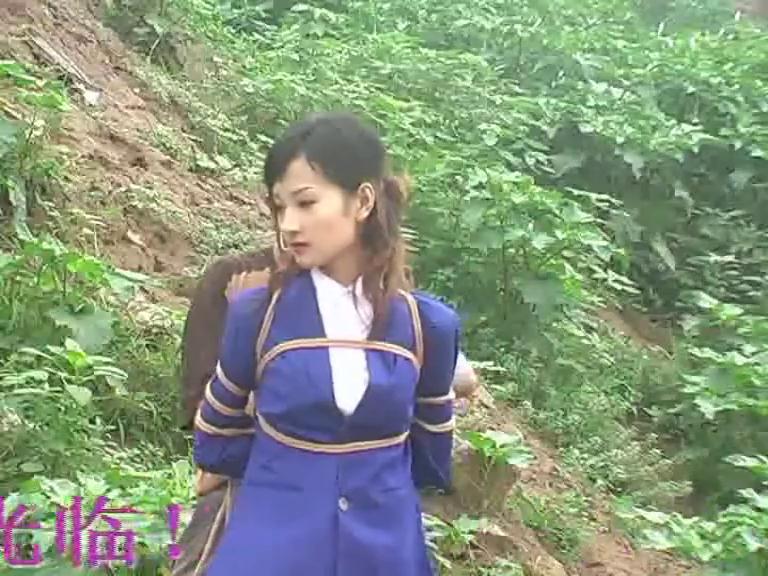 姐妹入荒郊 雪儿 雅思 片名：姐妹入荒郊<br>出品方：雅俗阁摄影艺术中心<br>模特：雪儿 雅思<br>内容：雅俗阁两大美女雪儿 雅思 野外捆绑
