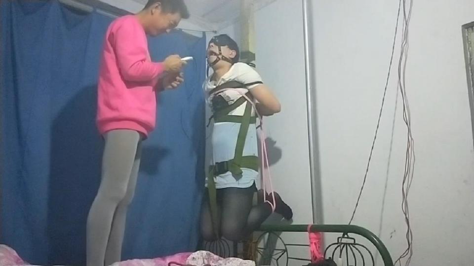 绳艺坊第三弹   脚离地立缚加痛苦驷马按摩仪 第二部销量一般，可能大家不太喜欢纯驷马吧。今天带来的是绑在柱子上，全身离开地面，整个身体的重量全压在胸上，非常痛苦，建议这种绑法不要太过持续。原本以为绑在柱子上就完了，没想到又把我驷马捆了一顿，加上按摩仪，滋味真的很难受。