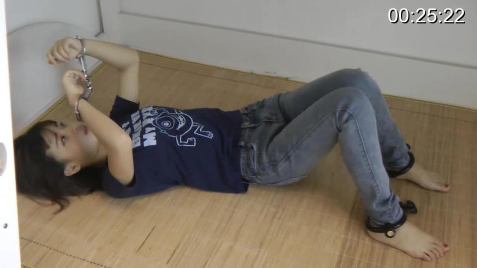 [Bondage Life] Ms. Yue In Metal Cuffs ©Bondage Life<br><br>The video was request and authorized to publish to the public.