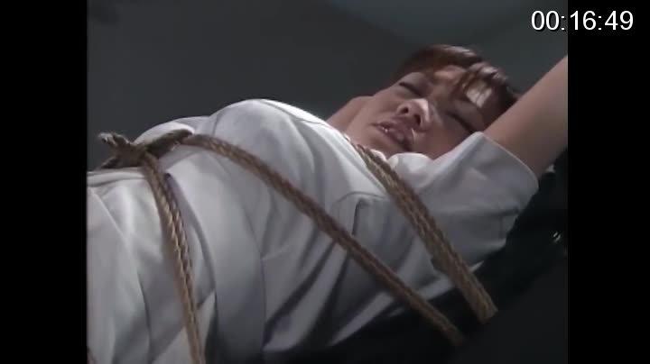 白衣の生贄 识别码:	<span style='color:#b0b0b0;'>[隐藏文字，购买后可见]</span><br>发行日期:	2003-05-23<br>导演:	----<br>制作商:	シネマジック  <br>发行商:	collect  <br>类别:	SM巨乳真实捆绑护士	<br>演员:	清水かおり 小室優奈 	<br>美女护士与医生有染，医生喜欢捆绑，最初被护士拒绝。后来一年轻女病人，被医生捆绑调教，护士因医生新欢而心生嫉妒，医生调教女病人时在外观看，却情欲大发。自慰时被男病人发现，诱骗至病房，手铐将双手拷于床头，纱布堵嘴，捆绑凌辱。后护士爱上捆绑，被医生各种紧缚调教。<br>cinemagic老片，注重剧情，女优很漂亮，紧缚也很经典。