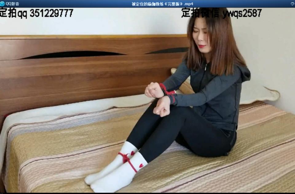 被定住的瑜伽教练《完整版》 片长47分钟，1080P全高清拍摄。剧本如下《人数：1男1女<br><br>场景：客厅，卧室<br><br>时长：40分钟（尽量合理安排时间，可以多加入一些自己对于剧本的理解，有些表述不清的地方，你随意。）<br>      <br><br>要求：1.不眨眼，全程无意识（可以用切换镜头的方式来进行休息）<br>      2.演员被定住时，表现出僵硬的姿态。<br>      3.拍摄时妆容一定要画的细致些。<br>      4.（）里的细节和特写不要丢掉，仔细阅读剧本。<br>      5.演员披着头发<br><br>女主服装要求：上身：淘宝新买运动服<br>              下身：淘宝新买白棉袜<br><br>动作和镜头：1.做几个单膝，双膝跪地的姿势，来几个特写，比如：脚尖点地，镜头给脚掌几个特写<br>            2.人物被定住时，尽量来几个从头部拉到脚部，之后拉远录进全身的镜头。<br>            3.演员被定住时，表现出时间停滞的僵硬姿态，以及空洞的眼神。<br><br><br>剧情：<br><br>  男主角独自一人在家，今天在网上预约了一节私人瑜伽课程，过了一会，门铃响了，教练从门外进来，转身的脱鞋，并换上拖鞋的一瞬间，他在老师身后对着她按了一下时间停止器，老师背对着他被定住了。看着被定住的美女私教，男人邪恶的笑了，自己的发明终于管用了。<br><br>  男人从头到脚仔细端详着眼前的美女，尤其是白色毛衣下，傲人的双峰，不愧是教瑜伽的，男人再也控制不住自己的欲望，把教练拖到了卧室（细节描写，拖的过程，演员的姿势，及面部表情）细细的品味着她傲人的身材，以及脚上洁白的袜子。<br><br>  过了一会，男人又将她按照刚进门的姿势，摆在了门口，对着教练按了一下，女人回过神来，记忆还保留在刚进门的那一刻，说到：“您好，我是您今天的私人瑜伽教练”。教练抿了抿嘴唇，觉得有些干涩，便问道：“那个……今天出门有些急，没来得及涂唇膏，嘴唇有些干，您这有唇膏吗？借我用一下呗？”<br><br>  男人一听乐开了花：“有！必须有！装备齐全”说着把唇膏递给了女人，就在女人对着客厅里的镜子，涂抹着唇膏的同时，世界好像静止了一般，女人就保持着涂唇膏的姿势，一动不动的呆站在了原地。（镜头特写，脸部表情，之后从头到脚） 男人撒欢似的上前打量着女人，心想：“哎呀呀，这身材，简直绝了，你看看这动人的曲线。”看了一会，便将女人用公主抱，抱了起来，放在了沙发上，细细的品味着女人曼妙的身姿以及脚上雪白的袜子。<br> <br>  过了一会，享受够了，便将女人按照原来的姿势，摆在了镜子前，然后解开了时间停止，时间仿佛从未停止过一般，女人还在细细的涂抹着唇膏，男人故作镇定的上前和教练寒暄着，接着两人就开始了课程。男人让教练做几个比较基本的动作看看，自己没啥基础，先看着学一遍，教练耐心的做着（在这个过程中，用遥控器把教练反复定住，一个姿势一个姿势的拆解，细细品味）。做完全套动作的教练，只觉得浑身疲惫，不自觉的说到：“今天怎么这么累呢，才做了没几个动作，感觉比上了两节课还要累啊”。男人生怕露馅，赶紧圆场，并且诱使教练又做了几个动作。<br><br>  男人按照刚才教练做的动作，只做了1个动作，就累得气喘吁吁，教练在一旁看着，不由得笑出了声音，男人觉得她是在嘲笑自己，于是质问她：“你是在嘲笑我吗？”，教练赶忙说道：“不是不是，只是看你刚才做的动作比较滑稽，不由得就笑了出来”。“那就是嘲笑喽？可恶的女人，给我定住吧！”，说完就在教练惊疑的表情中，再一次把她定住了（这里特写，女主被定住后，表情的特写），并且拖到了卧室，扔在床上，男人细细的品味着：“特么的，这身材，简直就是极品啊。” 说完，男人把教练扶起，按照自己的品味把她摆了几个姿势，并且拍了照片，男人觉得非常满意。<br><br>  玩够了，男人想着：最近手头正好有点紧，在她身上搞点钱花花。 于是将教练的手脚捆住，嘴封住。一切就绪之后，就把她的定身解开了，回过神来的女人，根本不知道发生了什么，拼命的挣扎着。男人叫她冷静，并拿出了自己的发明，告诉了她事情的经过，还给她看了自己刚才拍的照片，说到：“妹妹呀，哥最近手头有点紧，整俩钱花花呗”，女人十分惊恐，连忙说自己什么也没带，并且求饶，让他放了自己，别走上犯罪的道路。男人说：“那行，你走吧”说着解开了她的绳子，女人赶紧跑了出去，刚到门口，整个人就被定住了，男人从卧室走了出来：“哈哈，可能让你走么？我的事你说出去，我就完了”，于是又将她拖回卧室，回过神来的女人，这才明白过来，想走已经不可能了，看来只能想办法，把他的那个奇怪的机器拿到手，把男人定住，自己才能逃脱了。<br><br>  女人说：“大哥，你看我身材好不，我再给你做几个瑜伽动作呗？”，男人上钩了，求之不得的说：“好呀好呀，哎呀，老妹呀，你可太懂哥的心思了”说完，女人做了几个非常诱人的动作，看的男人口水直流。<br><br>  忽然，趁男人不注意，狠狠地踢了他一脚，男人痛的直叫，女人一把抢过机器，往门口跑去，可是门锁了，男人追了出来，眼看着就要被抓住了，女人对着男人按了一下遥控器，可是意想不到的事情发生了，女人就那样被直挺挺的定在了原地。（细节描写：从女主手中拿回遥控器，镜头给女主从头到脚，由近拉远的全身镜头）。原来，男人的时间停止器，有一个保险装置，“指纹识别”，凡是陌生人按下，都会被定在原地。男人得意的笑着，按了一下遥控器，女人恢复了意识，可是身体却不能动，惊奇的说：这到底怎么回事。 还没等女人反应过来，男人再一次把她定住，拖到卧室里，扔在床上，想着，晚上好好宠幸宠幸她。（镜头：从头到脚特写，然后慢慢拉远）<br><br>  躺在床上的女人眼神空洞的望着天花板，从眼睛里看不到一丝生气，仿佛雕像一般，就那样静静地躺在那里。男人从客厅走了进来，看着床上的女人，男人拿出时间停止器，按了一下，女人恢复了意识，女人惊恐的望着男人，不知道发生了什么，也不知道过了多久，只觉得像做了一场梦，女人害怕的往床头靠去，可是瞬间又被定住了，女人保持着双手拄着床的姿势，一条腿弯曲，一条腿伸直，就这样被定住了，男人色眯眯的笑道：“嘿嘿，这惊恐的小表情，真是让人怜惜，这雪白的袜子，有人的身材，真是叫人欲罢不能。”说着又对女人的白袜脚把玩了一番，接着将女人拖到了客厅。<br><br>  按了一下时间停止器，女人恢复了意识，男人说：“妹子啊，你就留下来跟哥过日子吧，哥不会亏待你的，嘿嘿嘿”，女人说：“做梦，你个死变态，等我出去，一定报……”话音刚落，女人连“警”字还没说出，就保持着一只手指着男人的姿势被定住了。（特写，镜头从头拉到脚），男人说：“报什么？报警啊？可惜啊，我这发明太给力了，警察来了也是被定住的命，要是能来个警花抓我，我还求之不得呢，嘿嘿嘿嘿嘿！！！”男人走到女人后面，抱住了她，同时解除了时间停止，回过神来的女人发现那个变态男在抱她，于是努力的挣扎着：“你个死变态，放手，你要干什么？救命啊！~~~救…………”女人保持着挣扎的姿势又被定住了。男人松开手，从头到脚仔细的打量着这个姿势的女人，心想：“哼，真是闹腾，哥哥我这时间停止器，不光能停止时间，还能篡改别人的记忆，就让你回到那天来我家授课前的时候吧。”<br><br>  男人把女人抱到了门口，看着保持着挣扎姿势的女人，于是把她的胳膊放了下来，腿也伸直了，就那么笔直的站在门口，弄出刚要按门铃的姿势。男人拿着时间停止器，对着女人的太阳穴按了一下，女人回过神来，走了进屋说道：“您好，我是您今天的私人瑜伽教练，您是预约了一节瑜伽课吗?”男人上前寒暄着。之后两人走进屋内，坐在沙发上聊了起来。<br><br>  过了一会，男人把他的时间停止器掏了出来，拿到女人面前问她：“教练，你看，这个东西，你知道是干啥的不？”女人摇了摇头“不知道，可能是什么上的遥控器吧。。”男人阴险的说：“你看中间这个按钮，你按一下，会有意想不到的事情发生哦！”女人将信将疑的接过遥控器，“啊？会有什么事情发……”话还没说完，就那样被定在了原地，看着被定住的女人，男人说：“蠢女人，还真信了，哈哈哈，太有意思了”男人拿下遥控器，把女人拖到了卧室，扔在了床上，再一次细细的品味着她那诱人的身材和白袜。<br>  <br>  最后，男人把女主从床上扶起，直立的摆在了地上，当做雕像一样收藏起来。———镜头给女主从头到脚的特写，镜头慢慢下移，之后镜头拉远，囊括全身。。。。。第一阶段结束~~<br><br><br><br>第二幕：（装束不变，也不用穿鞋，可以先穿着拖鞋，然后脱掉）<br><br><br>  女主依然保持着雕像的姿势，就那样的站了一天一夜，男人慵懒的伸了伸懒腰，男人起床之后，走到女主面前仔细的打量着，忍不住的上下摸了摸。然后拿出遥控器对着女主按了一下。<br><br>  回过神来的女主，并没有像男人预想的那般活动了起来。而还是保持着雕像的姿势一动不动。女主心想：“反正那个奇怪的机器有指纹识别，肯定是跑不掉了，干脆不如将计就计，就这样不动，让他以为机器出了故障，之后再伺机而动吧。”<br><br>  男人反复的按了几次遥控器，可女主依旧表现得毫无意识，男人伸出手在女主面前晃了晃，又将双手搭在她的肩膀上摇了摇，依然得不到回应，这下男人慌了：“我去，不是吧，这一天一夜没给解开，不会就再也解不开了吧。。。亏我还给她换了一身衣服。。。。。这。。这可咋办。。。这女的要是失踪太久，家人肯定报警啊，事情会变得一发不可收拾啊。”男人把遥控器上的所有按钮都试了一遍，可面前的女人依旧纹丝不动。<br><br>  男人终于放弃了，说道：“算啦，反正也解不开了，那就好好陪哥哥我过日子吧，嘿嘿嘿。” 于是伸出手抚摸着女主的脸颊，又用手指按了几下：“哎呀呀，这小脸蛋，吹弹可破，真是天赐尤物啊，哈哈哈哈”说完就将女主的雕像抱到了床上。女主躺在床上，男人默默地享受着眼前美好的事物。<br><br>  女主小心翼翼的把目光望向脚边的男人，目光中透漏着一丝厌恶，心想：“你等着，晚上有你好看的。” 忽然间，男人感觉有人正盯着他，紧忙抬起头，四处张望，可是除了躺在床上一动不动的女人，并没有发现什么异常。于是男人继续贪婪的享受着，过了一会，男人在女人身边躺下，爱怜的抚摸着眼前的雕像。时间慢慢的流逝着，转眼间就到了晚上。<br><br>  男人就这样，在女主身边睡着了，可令女主没想到的是，男人居然将她当成了抱枕一样，抱着她睡着了，这下女人可慌了，这该如何脱身啊。。。。。过了一会，也许是保持的姿势太久，有点累了，男人居然翻过身去，继续酣睡着。眼看着机会来了，女主小心翼翼的放下保持了一天的姿势，实在是太累人了，休息了一会，女主轻轻地起身，拿过床头边，男人放着的时间停止器。慢慢的将男人的大拇指，按在遥控器的中间位置--指纹锁解开了，这下女人也可以使用这个机器了。就这样，女人拿着机器，轻轻地走到了客厅，居然不紧不慢的坐在沙发上看起了电视…………（看电视的镜头不要太长，20-30秒即可，镜头扫过全身，由近及远）<br><br><br>  入夜时分，男人翻过身，不知所以的摸着什么，可当他什么也没摸到，睁开眼，发现身边的女人早已不见了踪影，这时，男人彻底蒙了。。。。。于是，赶紧起身追了出来，但当他看见坐在沙发上看着电视的女人时，一股不安在心头涌起。<br><br>  “醒了？睡得挺香啊，怎么样？要不要尝尝自己的机器？”女人一脸得意的说道。<br><br>  “你。。。你趁我睡着，用我的指纹解锁了？”男人彻底慌了。。。。女人慢慢的从沙发起身，对着男人说道：“臭男人，居然敢把我定住，我叫你也常常这种滋味。。。”<br><br>  “哎呀，姑奶奶，我错啦。”男人说着跪在了地上，不住地求饶道：“我这有个镯子，之前花了50多万在拍卖会上买到的古代真品，送给您就当赔罪啦，小的以后再也不敢啦，这机器也送您啦，还请你放我一马吧…………”男人从裤兜里掏出了一只光彩夺目的手镯，一看就是上乘佳品，只要是女人，看见了第一眼绝对会被吸引住。<br><br>  女人有点心动，“哼，还挺好看的，拿来我试试。” 男人一听，谄媚的说道：“好嘞，来，我给您戴上，哎呀，这珍品只能配您这样的美女啊。”<br><br>  女人伸出手，说道：“挺机灵的嘛，不过我跟你说哦，你要是敢耍花样，我就………………” 女人话还没说完，就保持着伸出手，戴镯子的姿势，僵在了原地。<br><br>  “你就。。你就咋地？说啊？啊？咋不说话了呢，刚才不是还挺威风么？”男人硬气的拍打着女人的脸蛋，可女人一动不动的站在那里，完全没有回应。男人拿回遥控器，夺回了使用权限。之后又将女人拖进屋，扔在了床上，像之前一样，享受一番之后，男人把镯子取下来，反复的用遥控器来操控着女人，让她一停一动。。。<br><br>  男人玩腻了，索性再一次将她变成了雕像，在床上细细品味着女人的雕像之后，男人和之前一样，将女人摆在了床头，与之前不同的是，只不过换了一个姿势罢了。。。（镜头从上到下，然后拉远。。结束》