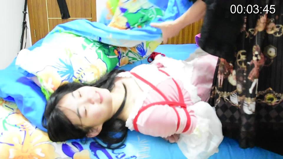 【调教实录】伪娘up调教他的小猫咪(链接已更新！) 又到了周末，当然是去找我的小猫咪愉♂快地玩啊<br>本视频几乎没有捆绑环节，纯调教实录！<br>小喵咪这次穿上了粉色的小裙子还有白丝！被我用红绳捆上之后趁我设置相机的时候竟然睡了，看来被绑着很是舒服呀<br>后来竟然要上厕所了，求我解开绳子，后来还撒起娇来。当然作为一个合格的抖s自然不会理会“自己解开才能上厕所哟”。<br>然后小猫咪为了能够方便开始奋斗起来。<br>本视频包含，白丝，挠脚，打屁股调教等等，望各位多多支持。