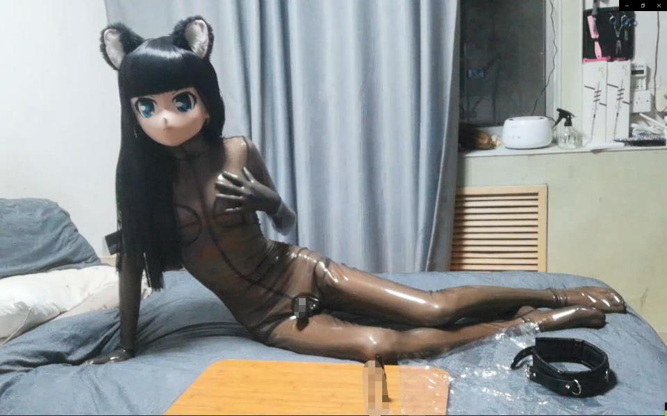 kigurumi 透明黑全包胶衣插入play 上 这个呢是一个月前定制的全包透明黑胶衣很可惜翻车了，一个是乳袋和没有没有区别，再一个是臀围太肥这样，之后呢除了头套有点紧不方便呼吸整体效果还是不错的。<br>