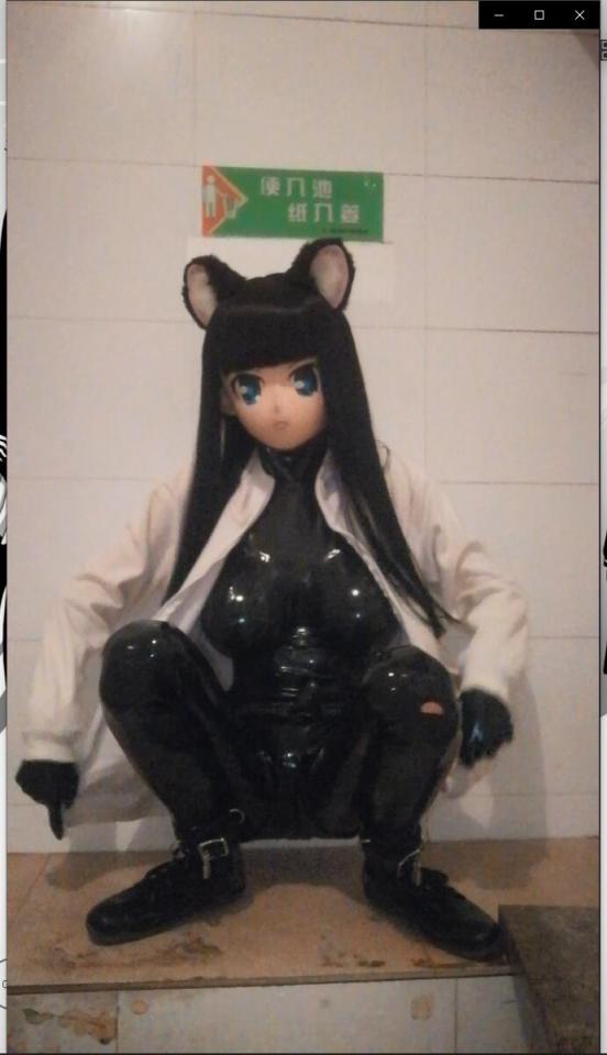 KIGURUMI 胶衣公共厕所露出play 今天嘛有点欲求不满，之后刚好3点了还不晚我就穿好胶衣戴好拘束具之后穿一件漆皮胖次之后套上外套戴上头壳拿上自拍杆和手机就出门了。然后呢我就去公共厕所玩了玩，因为是第一次所以就比较有羞耻感从而导致视频有点短，不过没事回来以后我便买上了补光灯期待下一次可以好好发挥。