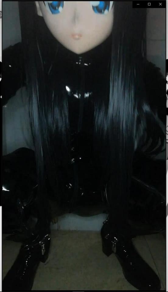 Kigurumi 公厕拘束窒希实录 前段时间自己作死玩加湿器中毒了，现在刚养好病就正好录上这么一期视频。<br>这期的话由于手机屏有问题看不清楚所以前半部分画面有点靠上，之后手机补光灯近点还行远点稍暗（之后夹子还断了），不过整体不影响就是了。<br>之后呢这次戴了束腰之后还是蹲着的，所以呼吸受限导致并没有坚持太久这样，同时室外温度4度室内我估计有5度吧这样。