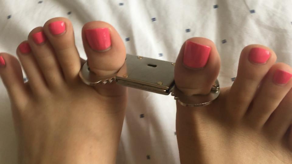 [10183] Ms. Orange Playing With The Thumb Cuff Pt. 1 ©10183<br><br>Summary：<br><br>This video actually is just a showcase of the thumb cuff that we got from the internet, and Ms. Orange is not that active talker, so she decided to remain silence during the filming session. Of course, considering her request to protect her privacy, she also did not show her face, yet. This is a new toy that we found, and she grew her curiosity over time after seeing it just laying on the table, so she decided to try it out...