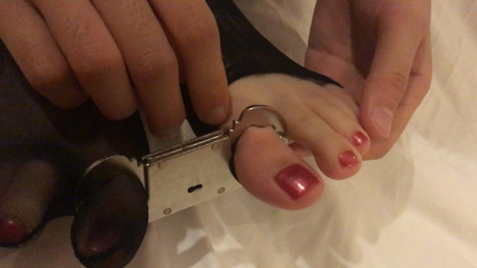 1018原创视频 橘子小姐姐玩脚趾铐2 一部突出丝袜脚趾铐的视频(无露脸) 看最新作品加我qq：3295687894有彩蛋花絮送有更多精彩视频等着你哦 这是一个突出脚趾铐的视频啦，不过妹子没有说话，当然也没有露脸，介意者慎拍。<br><br>大概情节是橘子小姐姐发现床边有一个脚趾铐，觉得好奇就自己戴上玩。玩够了就找到钥匙打开了脚趾铐。然后穿上黑丝袜，又戴上了脚趾铐，感受下穿着丝袜带趾铐的感觉，有下地行走和蹦着走。后来觉得玩够了想打开，却发现钥匙突然找不到了，这下着急了。企图拔下来，却还是拔不下来，最后把袜子撕破了，仍旧拔不出脚趾来，十分着急。亮点是自己给自己戴和解开脚趾铐、穿丝袜戴着趾铐下地走路和蹦着走，企图拔下来脚趾铐，以及带着脚趾铐撕开丝袜。<br> <br>招聘兼职模特啦，坐标北京，欢迎妹子来体验，也欢迎朋友交流，QQ：3295687894（或者QQ：1372314498)，注明林子。<br> <br>视频2850M，1920*1080高清，15分05秒。