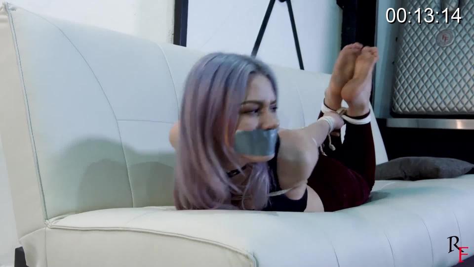 tape gagged hogtied and strung up(pt1 )入室抢劫极限驷马tk玩弄 入室抢劫玩弄，妹子长得不错，（这是第一部分，要看了我再发第二部分）<br>Description: pt1 astrid<br>Duration: 30min 53sec Submitted by:vincentpfeifer<br><span style='color:#b0b0b0;'>[隐藏文字，购买后可见]</span>