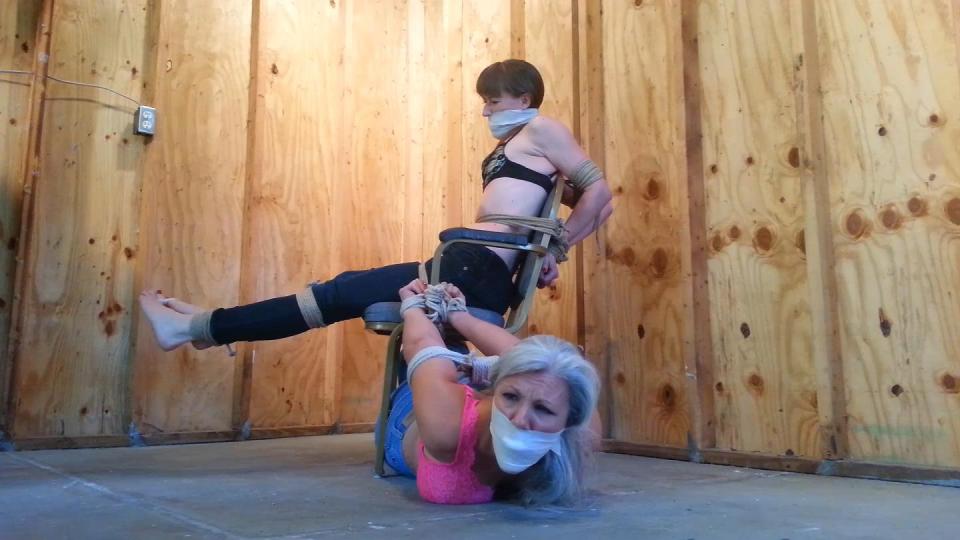 040 - AJ Marion &amp; Sandra Silvers Hogtied And Chairtied Together 她们不知道为什么他们被关押在那里，他们只知道他们必须逃脱！ 这两个女孩现在都赤脚，错过了上衣，只留下他们的花边胸罩，以保持他们的谦虚。 胸围和圆形，桑德拉在椅子下面和运动和弯曲的AJ一直被束缚在椅子上。 围绕嘴巴和头部的兽医套装塞在嘴里塞满布料，以防止他们呼救。 我们挣扎的少女不会很快逃脱！<br>Tight Jeans Damsels, Hogtied & Chairtied together!<br>They dont know why they are being held there, they just know they have to escape! Both girls are now barefoot and missing their blouses, leaving only their lacy bras to preserve their modesty.   Buxom and round, Sandra is hogtied under and to the chair that athletic and  bendy AJ has been tied to.  Vet-wrap gags wrapped around their mouths and heads hold in mouth stuffing cloths  to keep them from calling of help.  Our struggling damsels aren't going to get away anytime soon!<br>购买地址：<span style='color:#b0b0b0;'>[隐藏文字，购买后可见]</span>