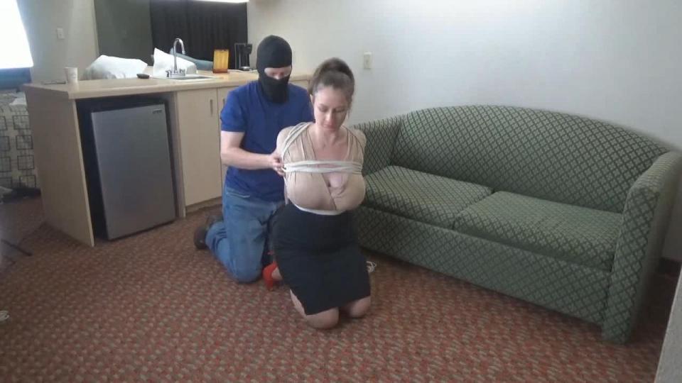 Pepper gets Hogtied Full BDS 性感和可爱的辣椒女士首次亮相，因为辣椒继续挣扎并在地板上翻滚试图逃脱她紧身的hogtie。 她的挣扎使她的裙子骑起来，露出她连裤袜的屁股。 当她努力成为一个邦德城的南方女孩时，她的危险和困境被加入，因为我暴露她丰满的乳房并拍了一下她们之前几次打她的漂亮，性感的连裤袜覆盖她的屁股。 在它结束之前，我偷了她的高跟鞋，让她的尼龙包裹脚露出来并且很脆弱。 在离开她去争取夜晚的挣扎之前，你可以近距离欣赏那些丰满的乳房和尼龙包裹的脚，因为这个性感的少女试图......<br>Sexy and adorable Pepper Sterling's BondageDownSouth debut picks up with part as Pepper continues to struggle and roll around in the floor trying to escape her tight hogtie. Her struggles have caused her skirt to ride up and expose her pantyhose covered ass. As she works at making it as a BondagedownSouth girl, her peril and predicament are added to as I expose her ample breasts and slap them around a bit before spanking her a few times on that nice, sexy pantyhose covered ass of hers. Before it's over I steal her high heel shoes, leaving her nylon clad feet exposed and vulnerable. Before leaving her to her struggles for the night, you get a nice close up of those ample breasts and nylon clad feet to enjoy as this sexy damsel tries her earn her BondageDownSouth stripes. <br><br>购买地址：<span style='color:#b0b0b0;'>[隐藏文字，购买后可见]</span>